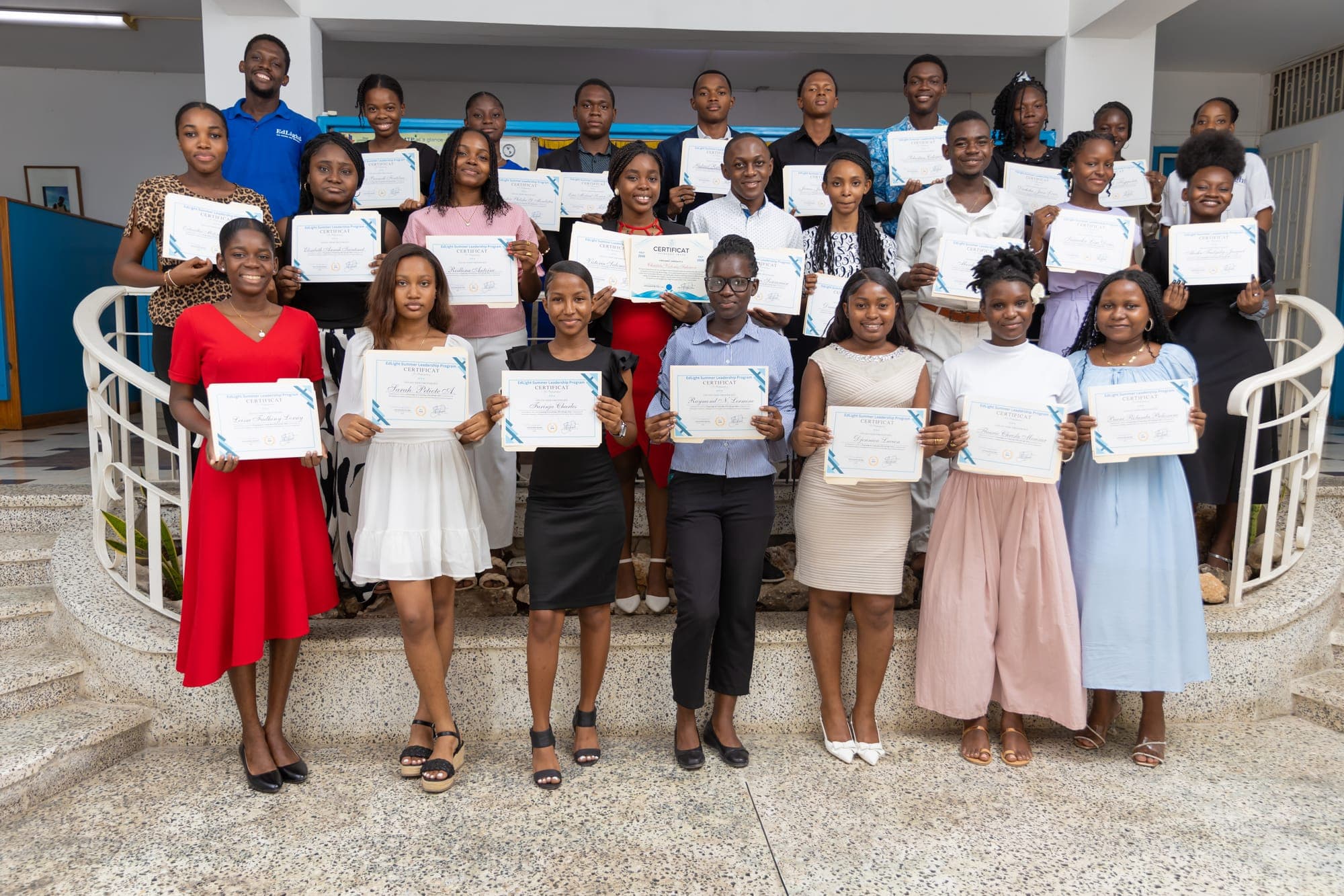 Les 35 boursiers diplômés de la promotion 2026 avec leurs certificats à l'IICA