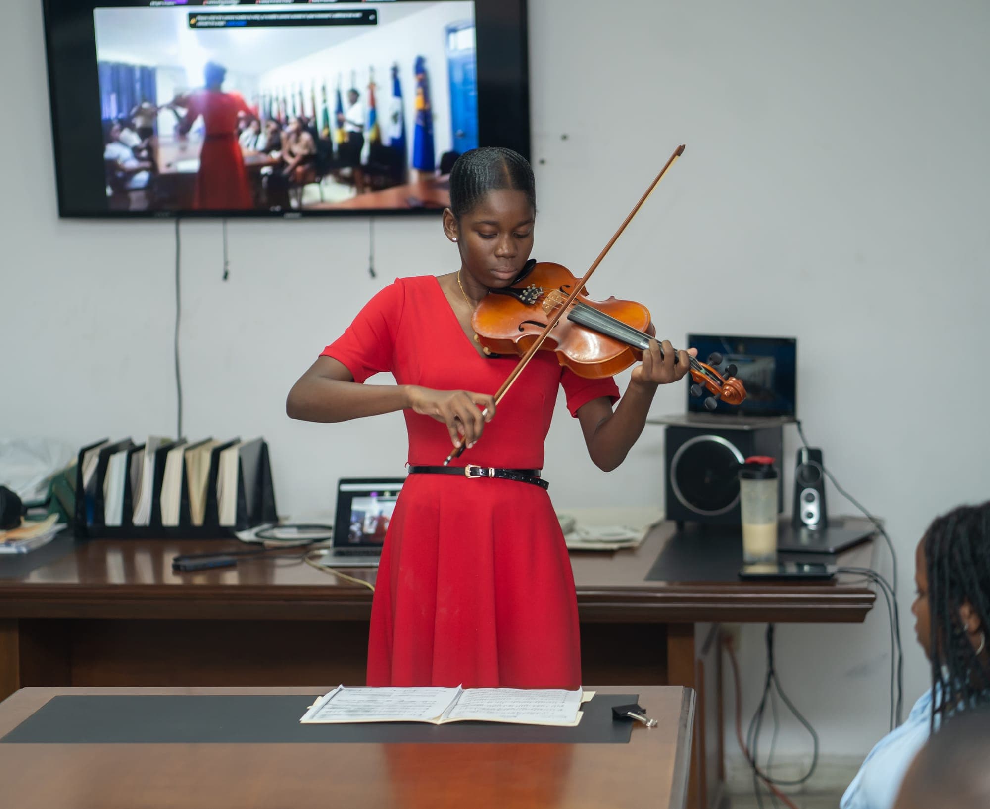 Une jeune femme joue du violon en lisant une partition à la graduation ESLP 2026