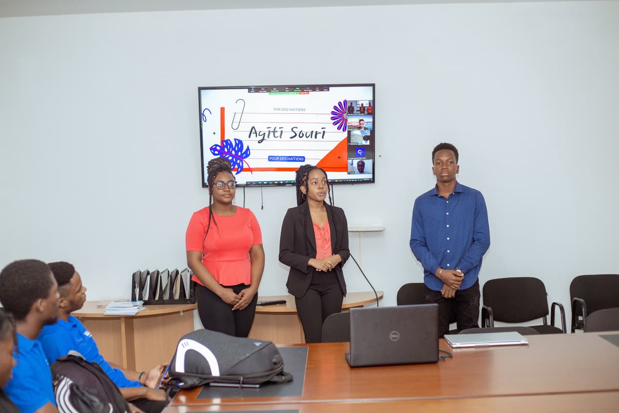 Trois jeunes présentent leur projet à l’écran lors d’une session EdLight
